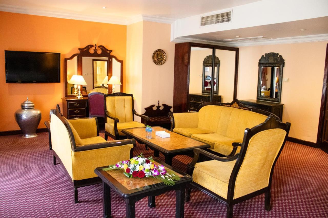 Delmon International Hotel Manama Exteriör bild